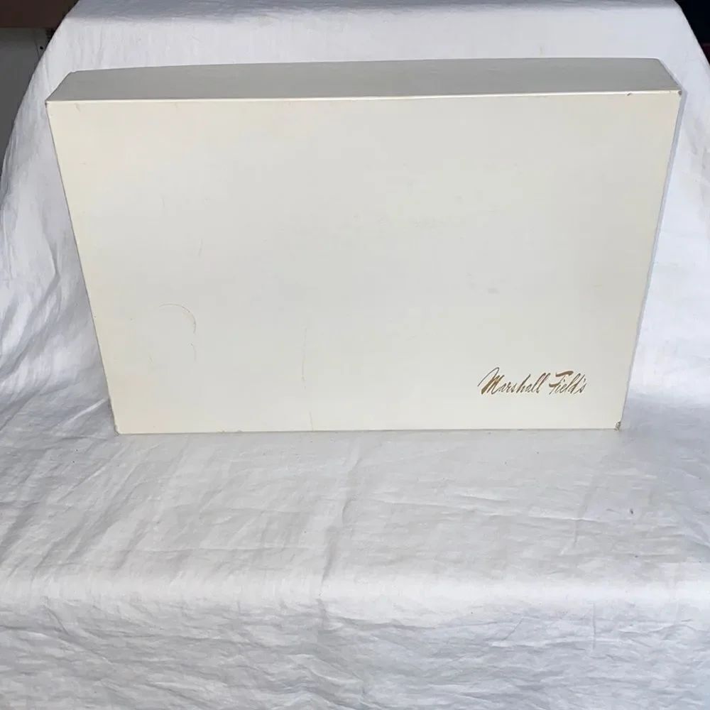 VINTAGEÂ MARSHALLâFIELDSâGiftâ
Box